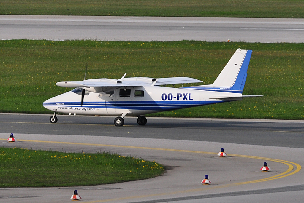 Partenavia P-68 C - OO-PXL in Salzburg - 26.04.2012