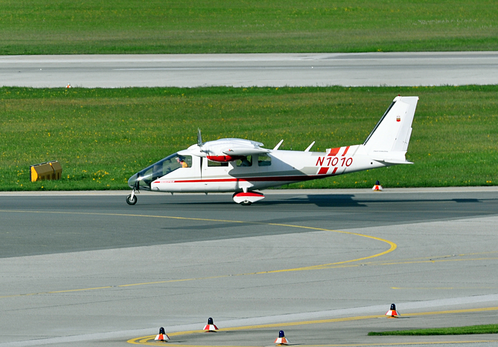 Partenavia P-68 TC  Observer , N1010 auf dem Flughafen Salzburg - 26.04.2012