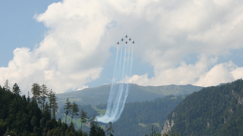 Patrouille Suisse bei Flugshow in Interlaken am 11.08.2012.