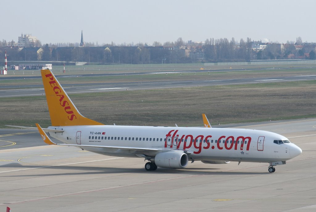 Pegasus Airlines B 737-82R TC-AAN bei der Ankunft in Berlin-Tegel am 03.04.2010