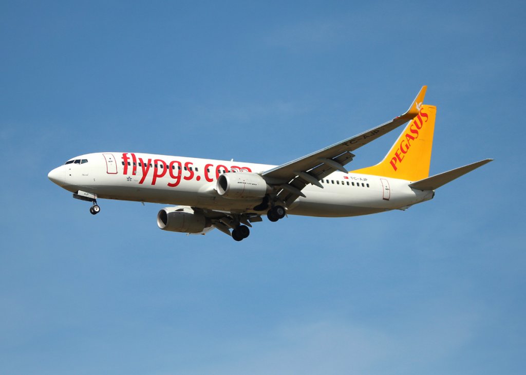Pegasus Airlines B 737-82R TC-AJP bei der Landung in Berlin-Schnefeld am 10.09.2012