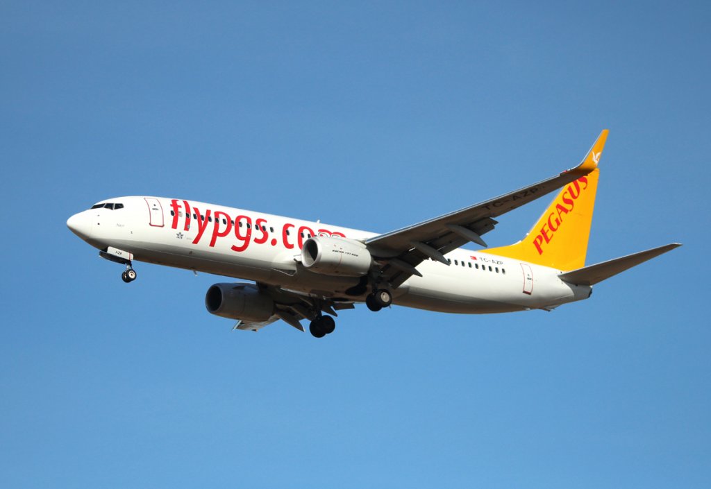 Pegasus Airlines B 737-82R TC-AZP bei der Landung in Berlin-Schnefeld am 13.10.2012