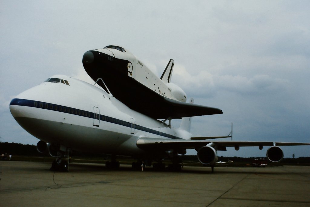 Pfingsten 1983 besuchte die NASA mit dem Space Shuttle Enterprise, das Huckepack auf einer 747 transportiert wurde, Deutschland. Der Flughafen Köln/Bonn erlebte damals einen Besucheransturm.