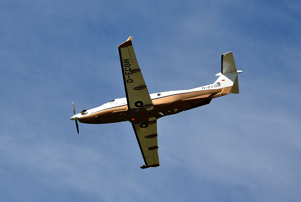 Pilatus PC-12 D-FCGH beim berflug am Flugtag in Wershofen - 02.09.2012
