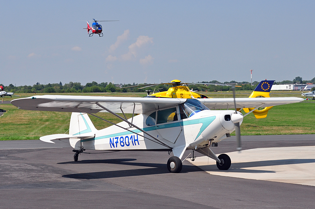Piper PA-12 Super Cruiser, N7801H, an der Tankstelle in Bonn-Hangelar. Im Hintergrund anfliegender EC-120. 14.08.2010