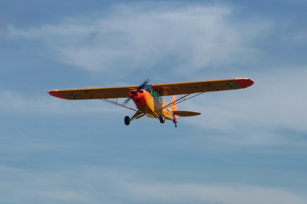 Piper PA-18-95 Super Cub, D-EDMW, ber dem Flugplatz Egelsberg (10.9.11) 