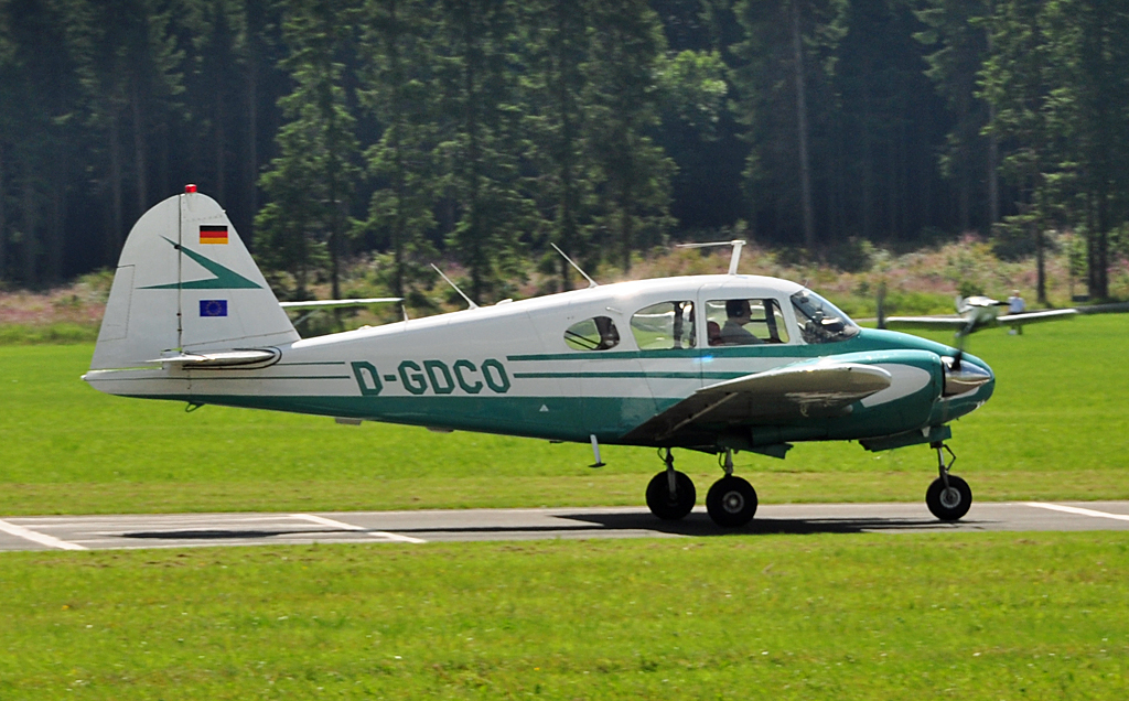 Piper PA-23-160 Apache, D-GDCO, Landung auf dem Flugplatz Breitscheid - 21.08.2010