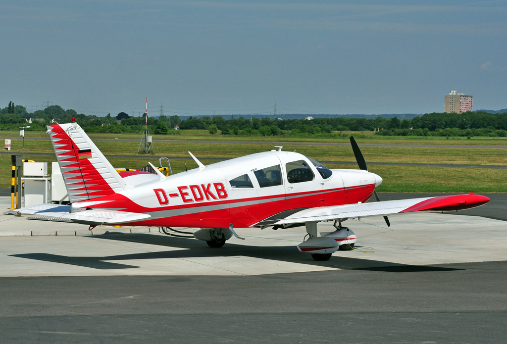 Piper PA 28-135 Cherokee C, D-EDKB, an der Tankstelle in Bonn-Hangelar - 25.06.2010