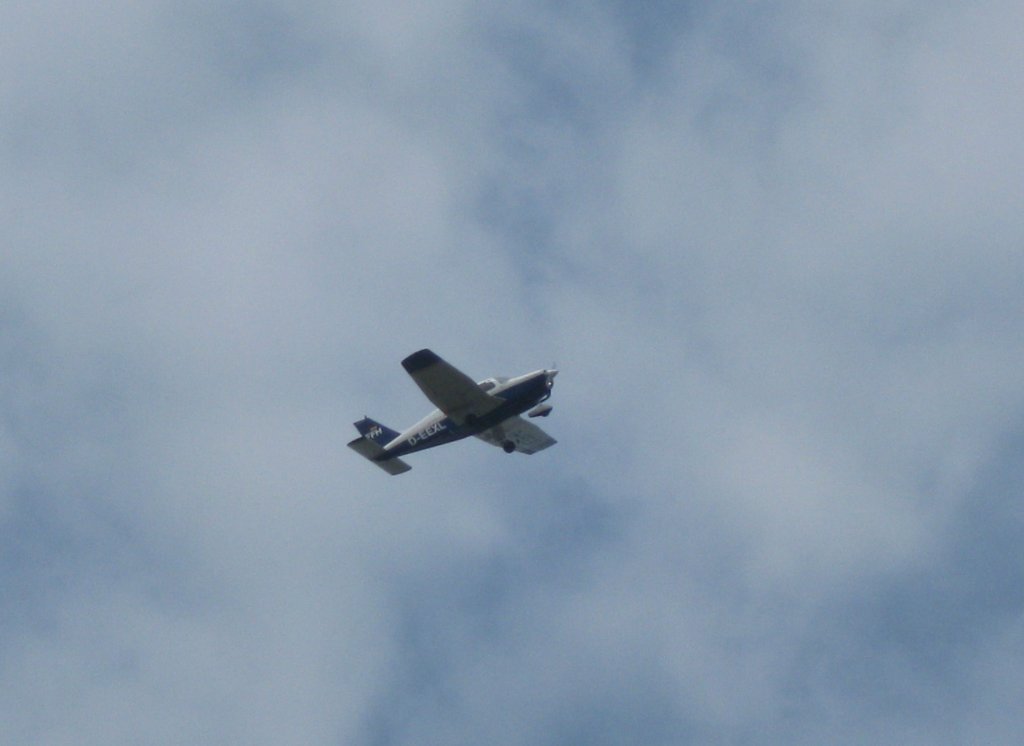 Piper PA-28-161 mit der kennung D-EEXL beim Start in Karlsruhe/Baden-Baden am 08.05.2010