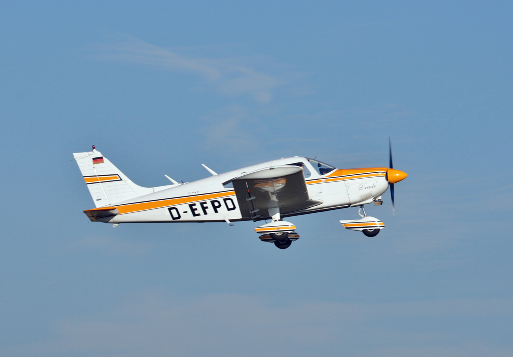 Piper PA 28-180 Cherokee, D-EFPD, beim Start in Bonn-Hangelar - 25.11.2011
