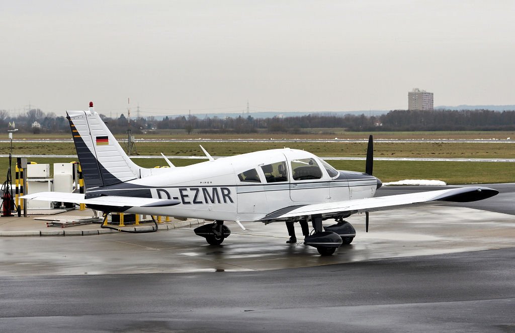 Piper PA 28, D-EZMR an der Tankstelle in Bonn-Hangelar - 04.Feburar 2010