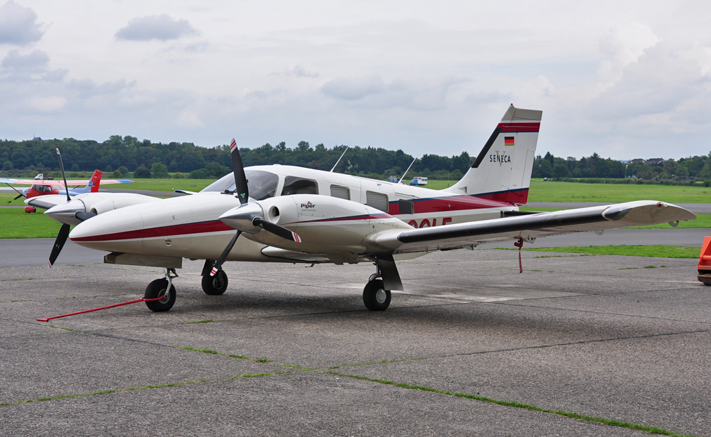 Piper PA-34-200T Seneca V auf dem Flugplatz Bonn-Hangelar - 10.09.2010