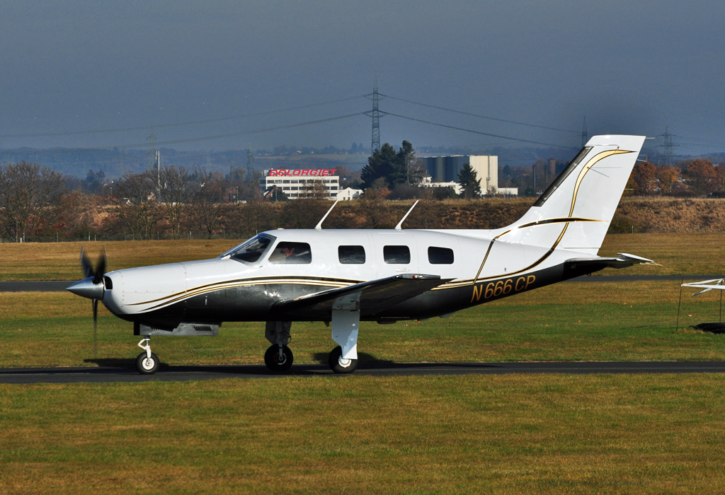 Piper PA 46-310P Malibu auf dem Weg zur Startbahn in Bonn-Hangelar - 25.11.2011