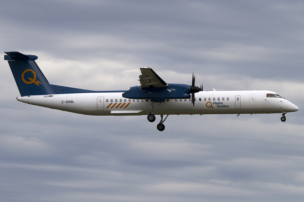 Porter Airlines, C-GLQN, deHavilland, DHC-8-402Q Dash 8, 24.08.2011, YUL, Montreal, Canada 




