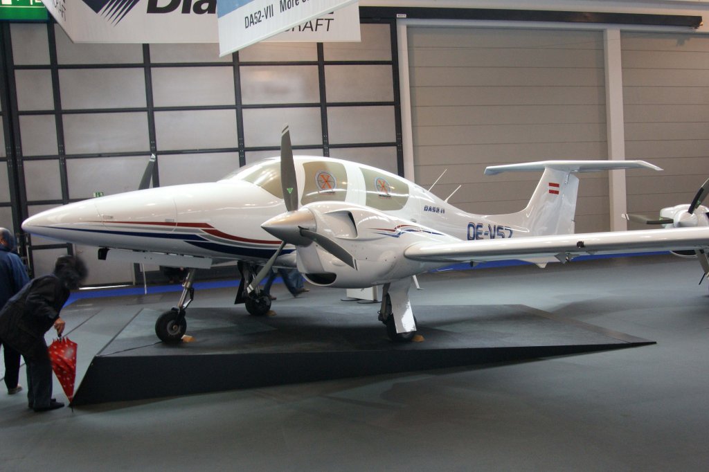 Privat, OE-V52, Diamond, DA-52 VII, 18.04.2012, Aero 2012 (EDNY-FDH), Friedrichshafen, Germany



