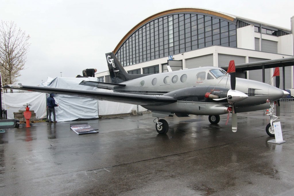 Privat, SP-NEO, Beechcraft, King Air C-90 GTi, 18.04.2012, Aero 2012 (EDNY-FDH), Friedrichshafen, Germany