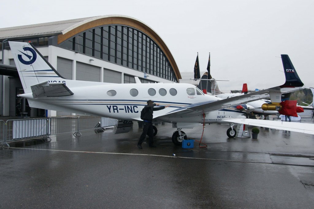 Privat, YR-INC, Beechcraft, King Air C-90 GTx, 18.04.2012, Aero 2012 (EDNY-FDH), Friedrichshafen, Germany