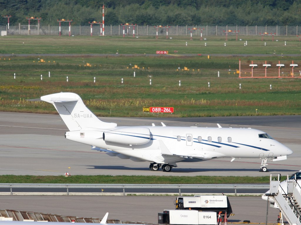 Private BD-100-1A10 Challenger 300 5A-UAA am 18.09.2010 auf dem Flughafen Berlin-Tegel