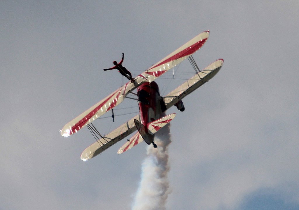 Private Boeing A75N1 Stearman OE-AXX (Wing Walkers) bei der Flugvorfhrung auf der ILA 2012 am 16.09.2012