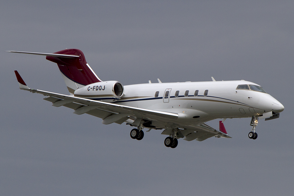 Private, C-FDOJ, Bombardier, BD-100-1A10 Challenger 300, 24.08.2011, YUL, Montreal, Canada 




