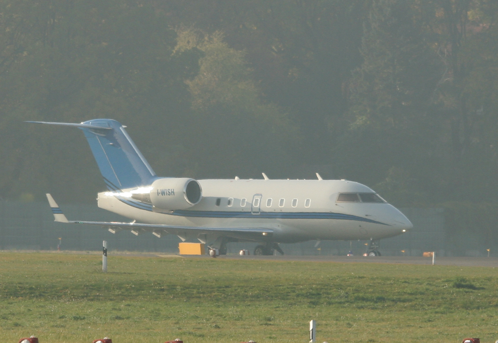 Private Canadair Challenger 604 I-WISH kurz vor dem Start in Berlin-Tegel am 29.10.2011