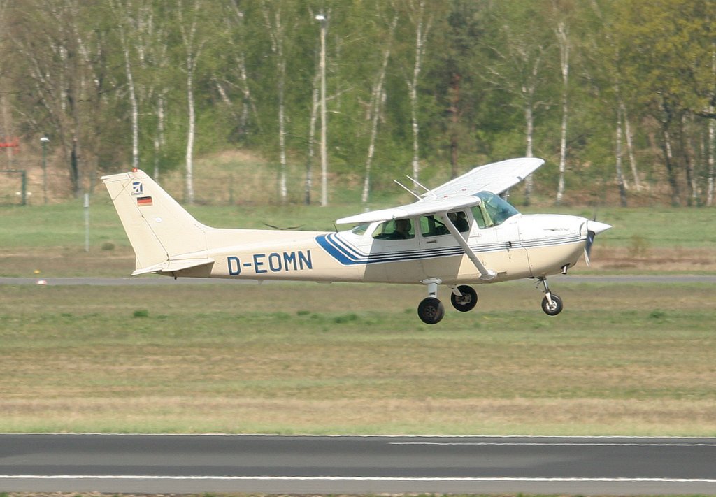 Private Cessna 172P D-EOMN beim Start in Berlin-Tegel am 28.04.2012