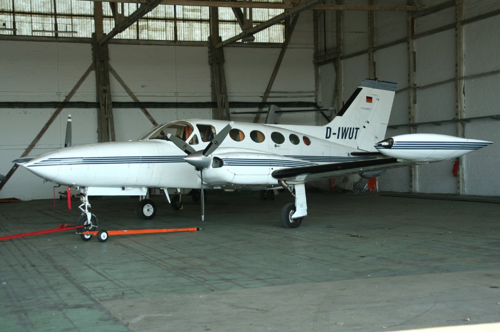 Private Cessna 421B Golden Eagle D-IWUT in der Flugzeughalle des Flugplatzes Strausberg am 17.04.2010