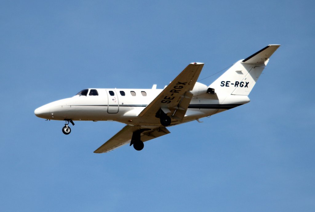 Private Cessna 525 Citation CJ1 SE-RGX bei der Landung in Berlin-Schnefeld am 10.09.2012