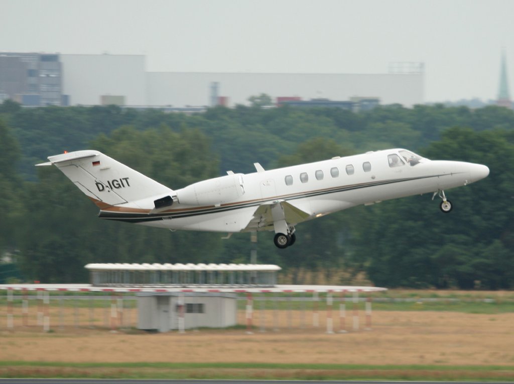 Private Cessna 525A Citation CJ2 D-IGIT beim Start in Berlin-Tegel am 03.07.2012