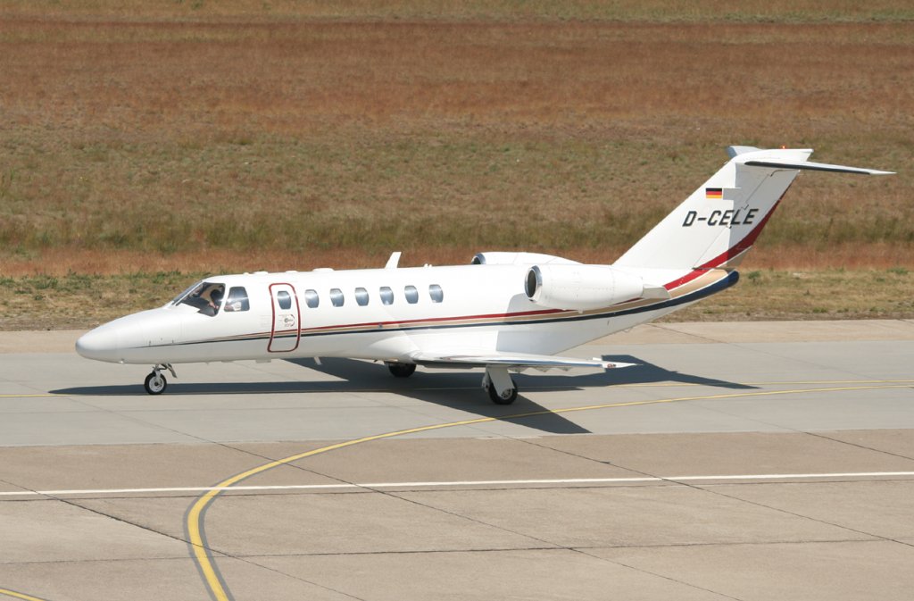 Private Cessna 525B Citation CJ3 D-CELE bei der Ankunft in Berlin-Tegel am 02.06.2011