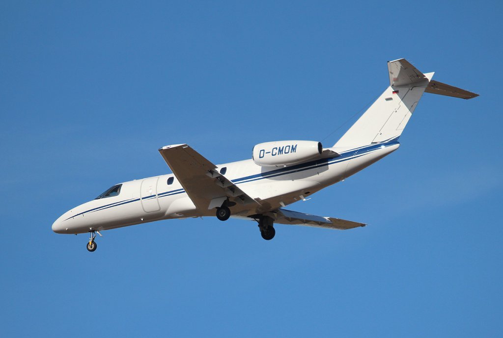 Private Cessna 525C Citation CJ4 D-CMOM bei der Landung in Berlin-Schnefeld am 13.10.2012