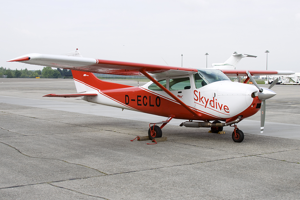 Private, D-ECLO, Reims-Cessna, F182Q Skylane, 16.05.2010, LHA, Lahr, Germany


