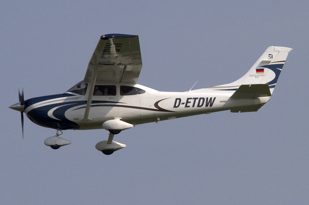 Private, D-ETDW, Cessna, 182T Skylane, 10.06.2010, SXF, Berlin-Schnefeld, Germany 


