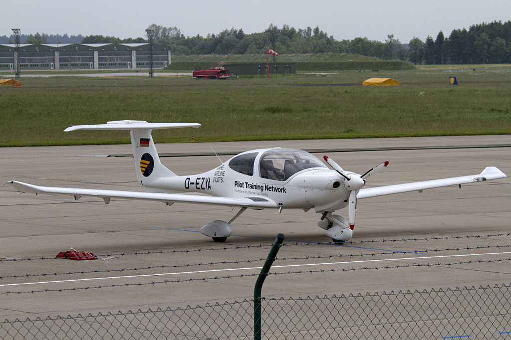 Private, D-EZYA, Diamond, DA-40-180 Star, 07.06.2010, EKSP, Rostock-Laage, Germany 


