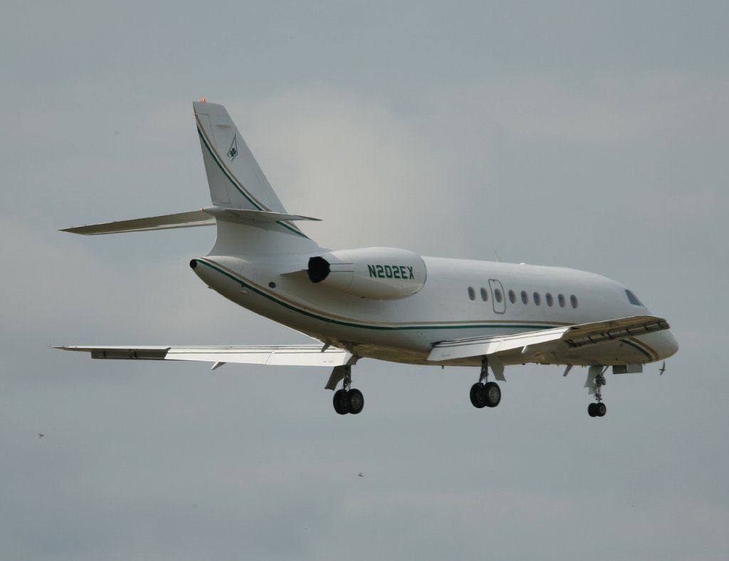 Private Dassault Falcon 2000EX N202EX kurz vor der Landung in Berlin-Tegel am 18.06.2011