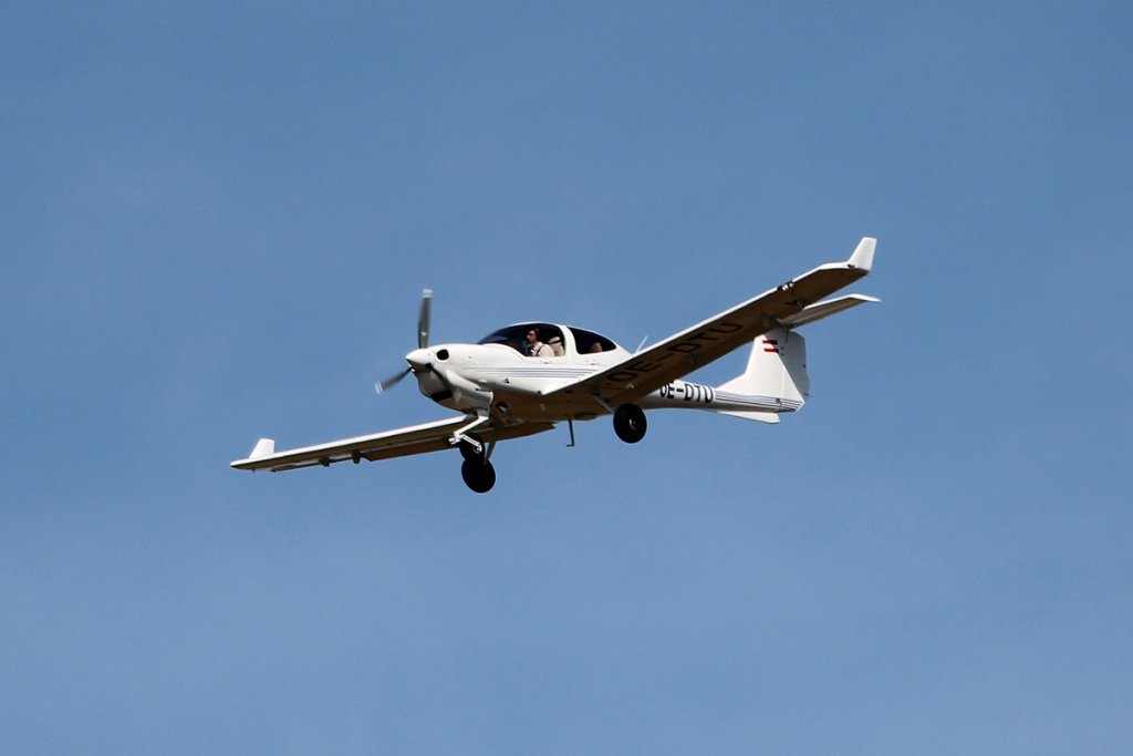 Private Diamond DA-40NG OE-DTU bei der Landung in Berlin-Schnefeld am 10.09.2012