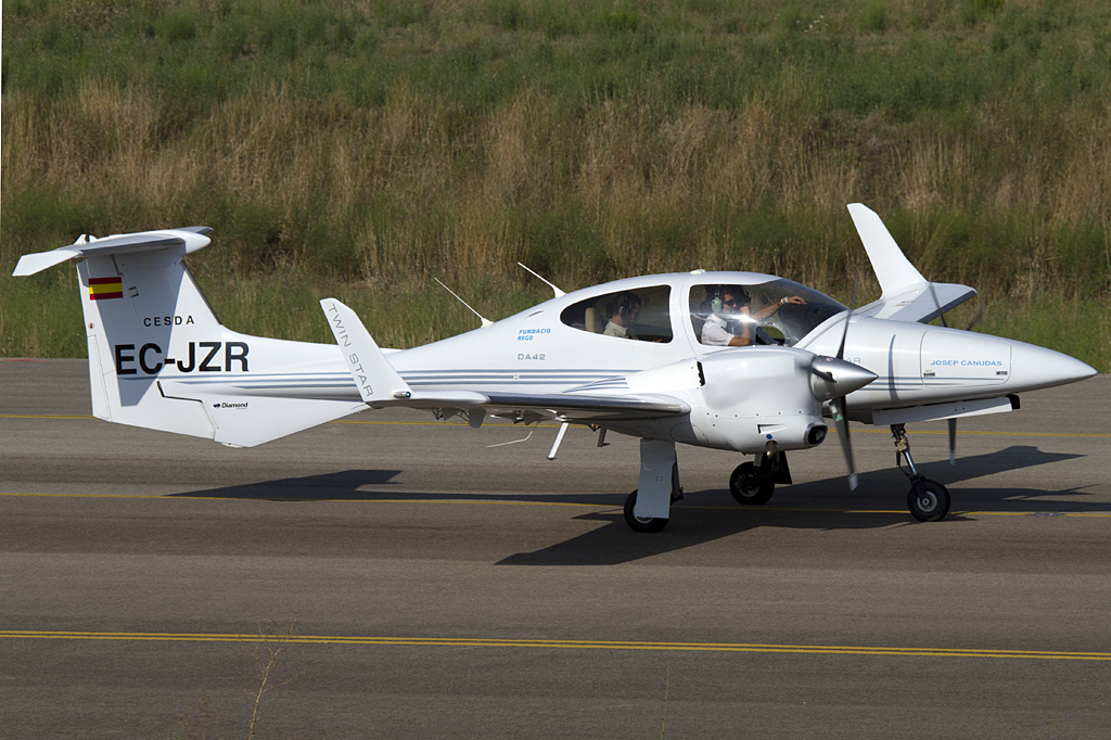 Private, EC-JZR, Diamond, DA42 Twin Star, 05.09.2010, GRO, Girona, Spain 



