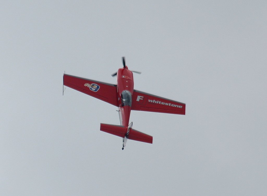 Private Extra 300S N600YS bei der Flugvorfhrung auf dem Flugplatzfest in Strausberg am 08.05.2010