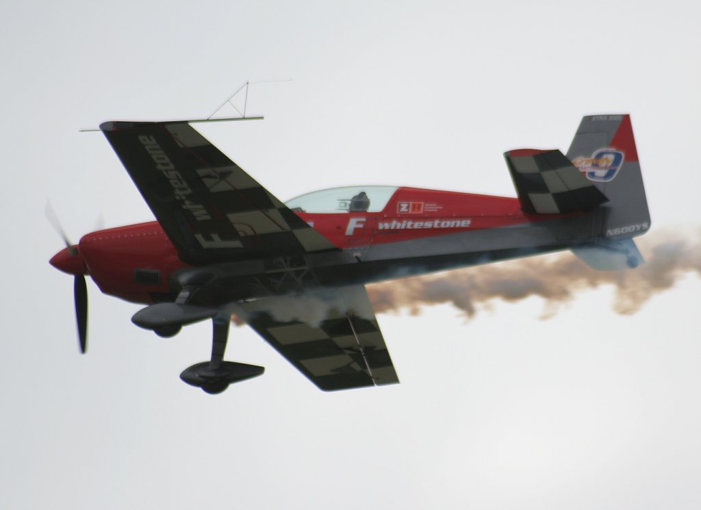 Private Extra 300S N600YS bei der Flugvorfhrung auf dem Flugplatzfest in Strausberg am 08.05.2010