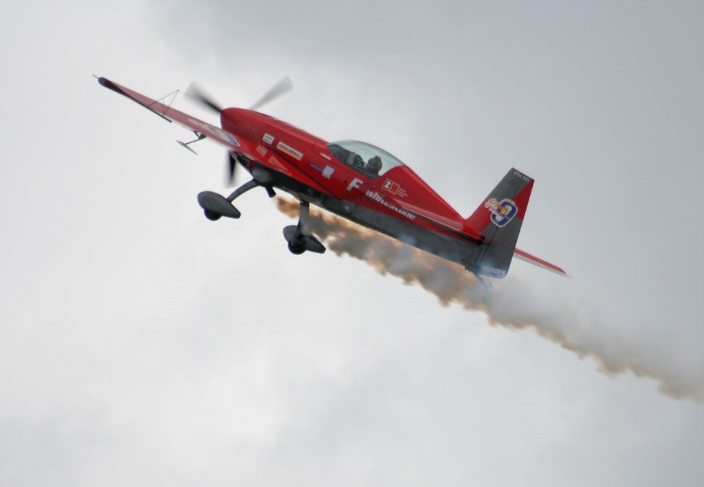 Private Extra 300S N600YS bei der Flugvorfhrung auf dem Flugplatzfest in Strausberg am 08.05.2010