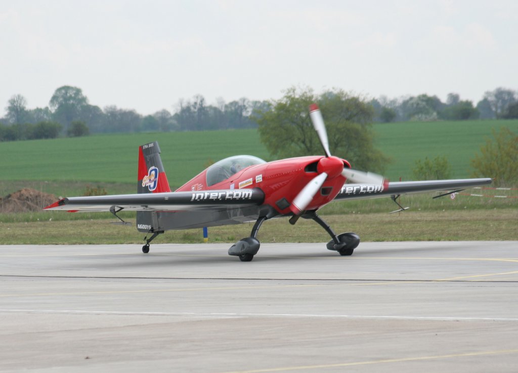 Private Extra 300S N600YS beim Flugplatzfest in Strausberg am 08.05.2010