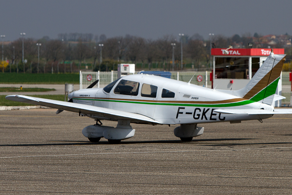 Private, F-GKEC, Piper, PA-28-181 Archer II, 31.03.2012, LYN, Lyon-Bron, France




