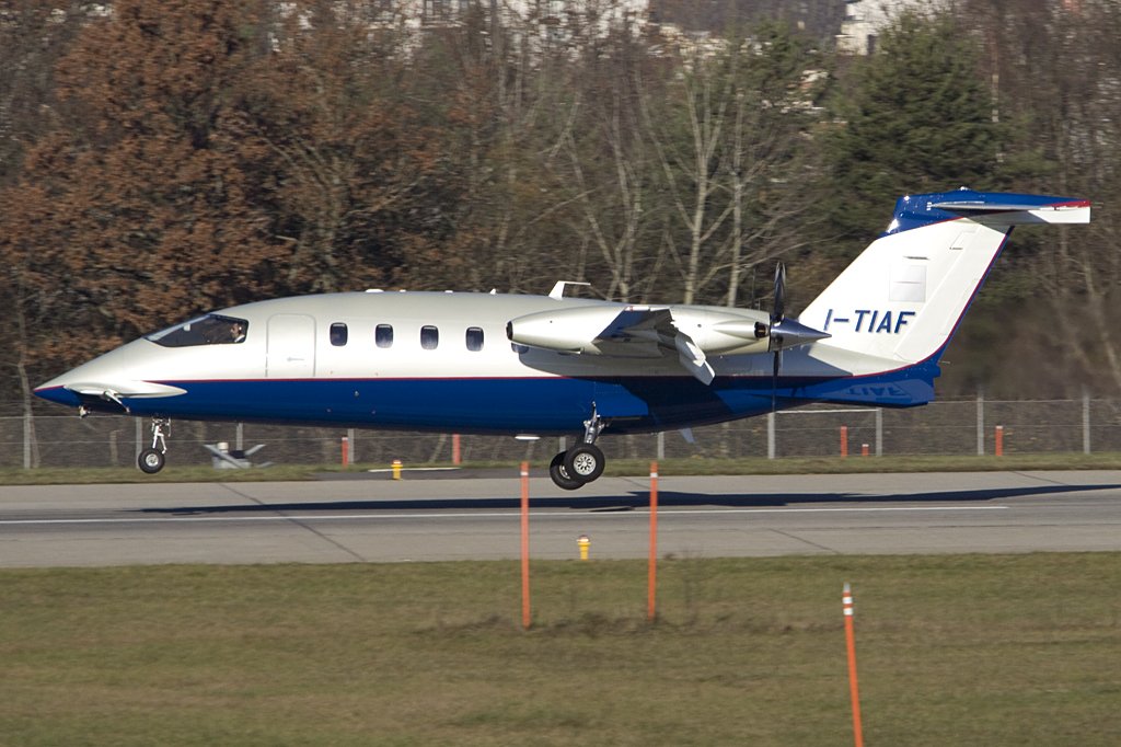 Private, I-TIAF, Piaggio, P-180 Avanti, 25.11.2009, GVA, Geneve, Switzerland 



