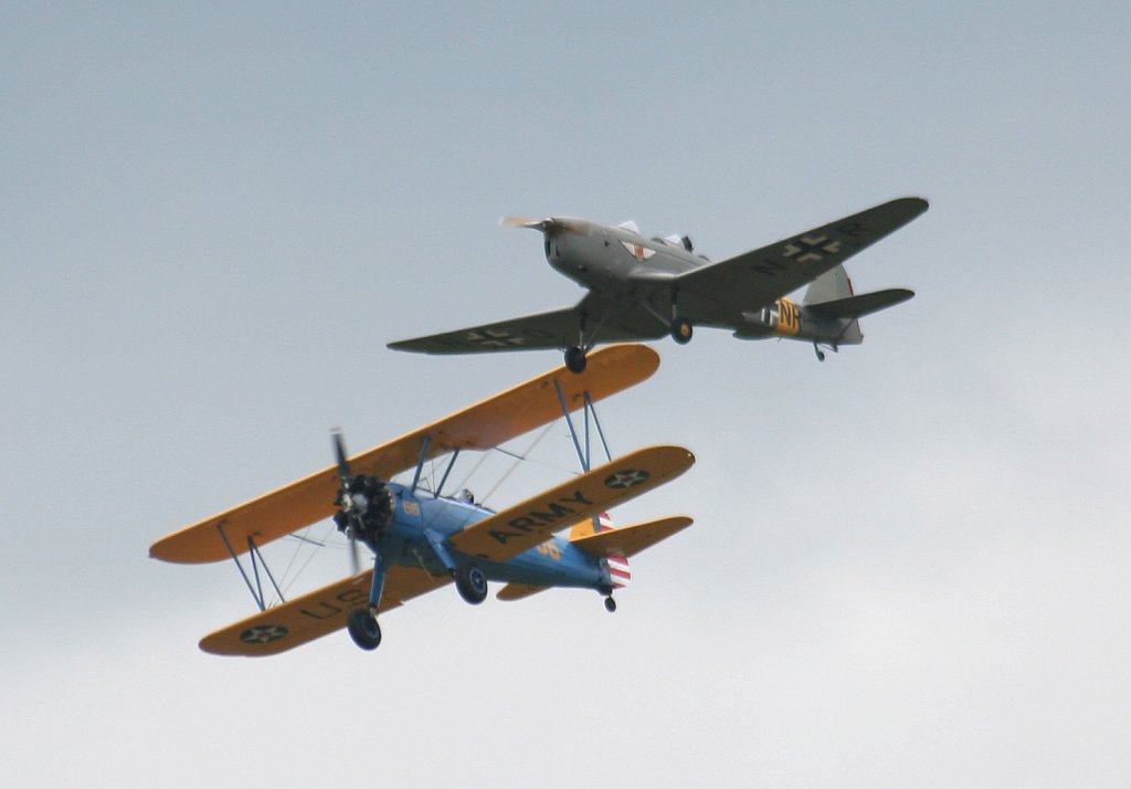 Private Klemm 35 D-EQXD und Boeing Stearman PT-17  Kaydet  N66RW im Verbandsflug beim Flugplatzfest in Strausberg am 08.05.2010