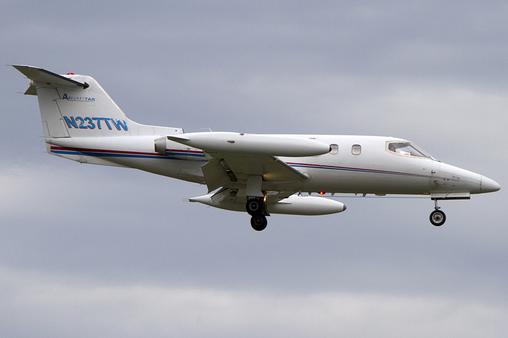 Private, N237TW, Bombardier, Learjet 24, 24.08.2011, YUL, Montreal, Canada 



