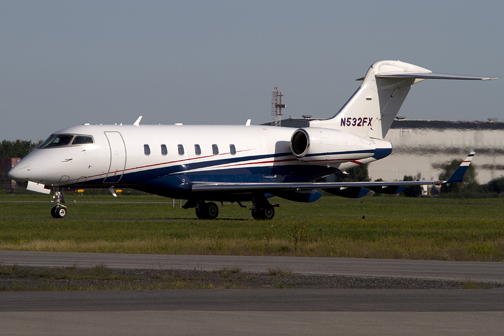 Private, N532FX, Bombardier, BD-100-1A10 Challenger 300, 31.08.2011, YHU, Montreal-St.Hubert, Canada



