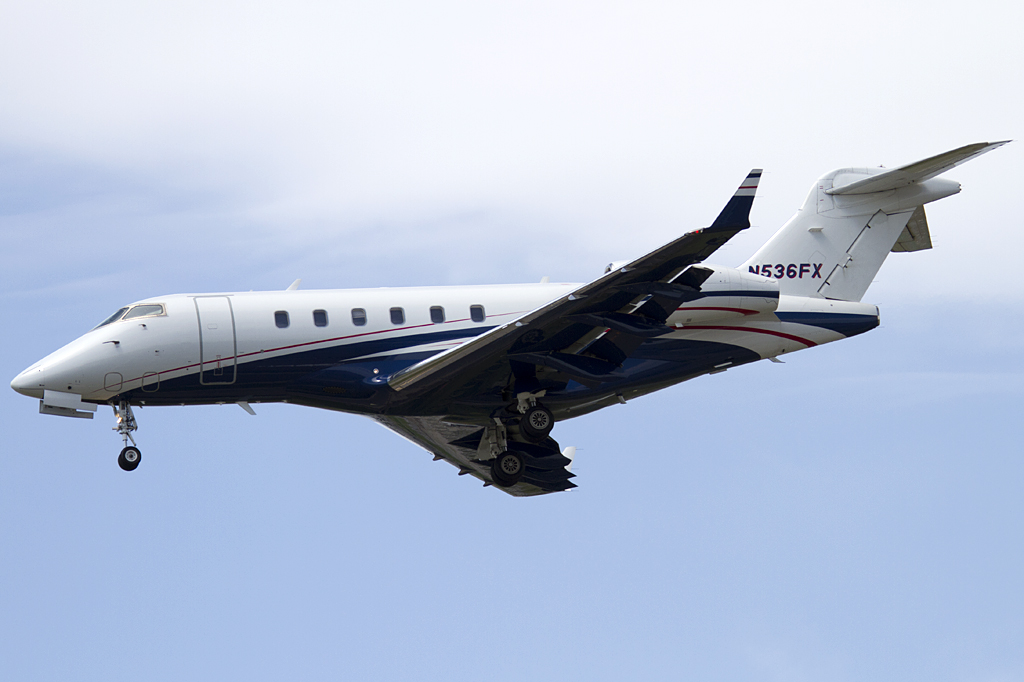 Private, N536FX, Bombardier, BD-100-1A10 Challenger 300, 25.08.2011, YUL, Montreal, Canada 



