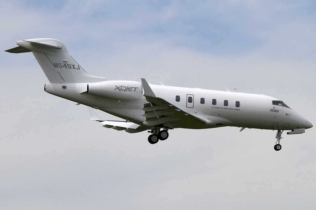 Private, N549XJ, Bombardier, BD-100-1A10 Challenger 300, 31.08.2011, YUL, Montreal, Canada 



