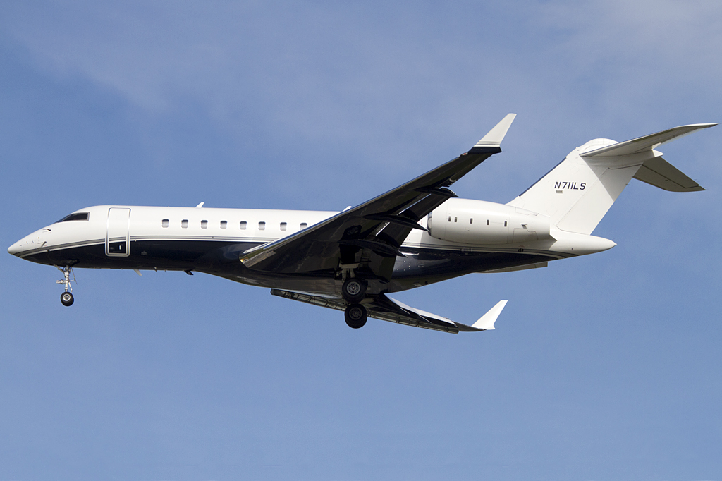 Private, N711LS, Bombardier, BD-700-1A11 Global 5000, 25.08.2011, YUL, Montreal, Canada 



