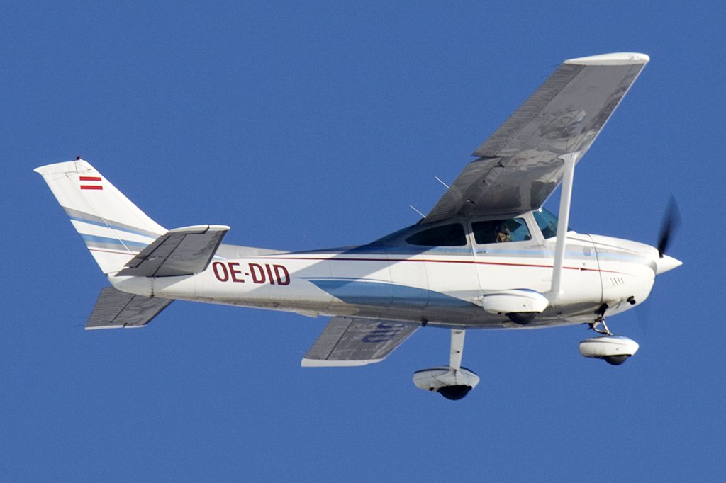 Private, OE-DID, Reims-Cessna, 182P Skylane, 16.01.2010, SZG, Salzburg, Austria


